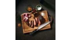 Napoleon Presidents Carving Set Limited Edition - 70039 -Barbeque Series Shop 70039 cuttingboard steak knife in use full size 1000x563 1