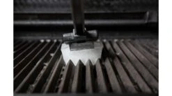 Broil King Ice Grill Brush - 65679 -Barbeque Series Shop BK 65679 lifestyle 01 1000x563 1