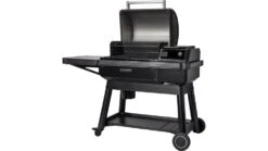 Traeger - Ironwood Pellet BBQ -Barbeque Series Shop TFB61RLG IronwoodSmall 3 4Angle1 LidClosed 9321 WEB 1000x563 1